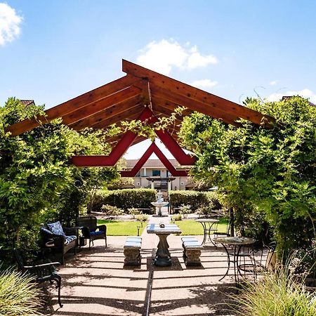Vineyard Court Designer Suites Hotel College Station Exterior foto