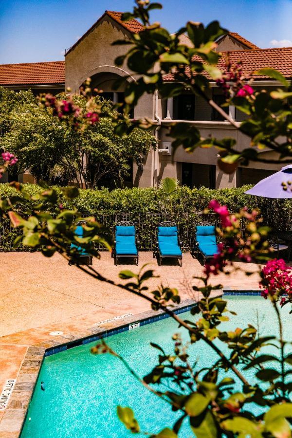 Vineyard Court Designer Suites Hotel College Station Exterior foto