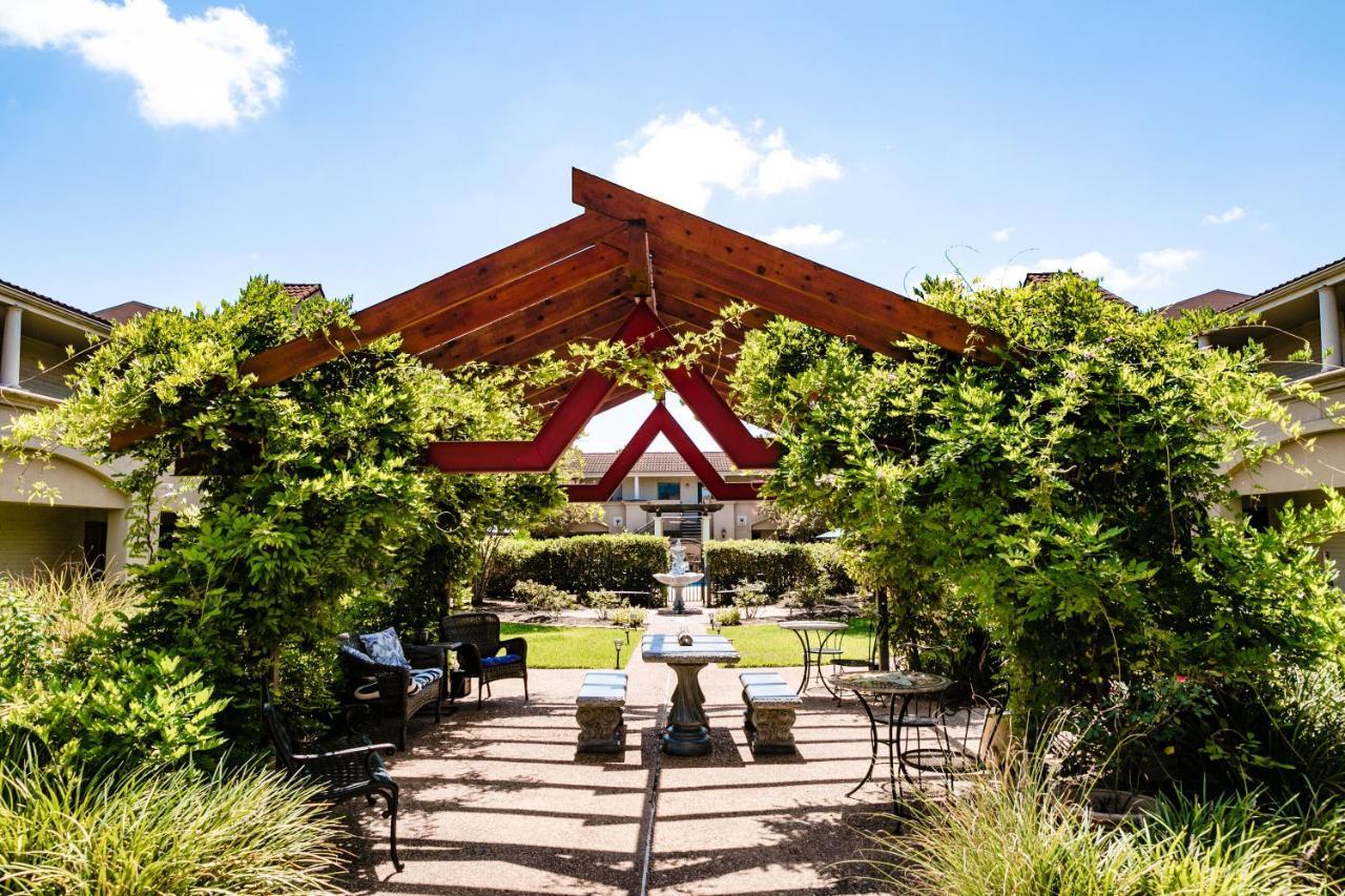 Vineyard Court Designer Suites Hotel College Station Exterior foto
