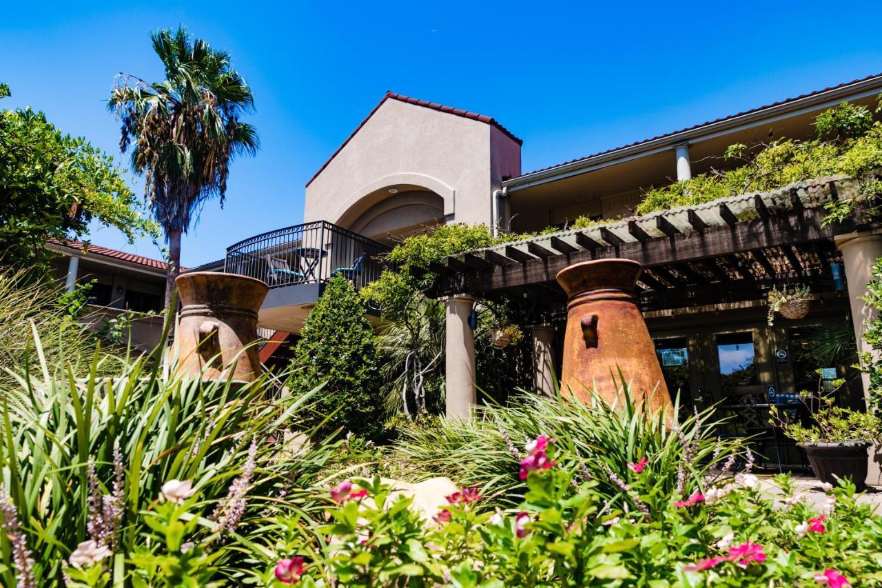 Vineyard Court Designer Suites Hotel College Station Exterior foto