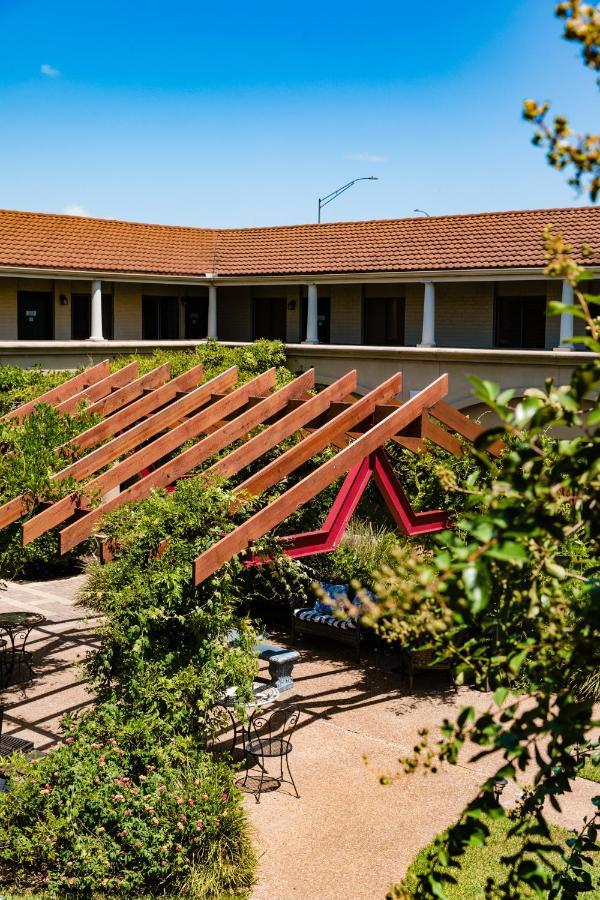 Vineyard Court Designer Suites Hotel College Station Exterior foto