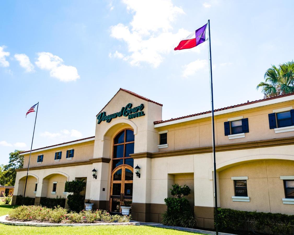 Vineyard Court Designer Suites Hotel College Station Exterior foto