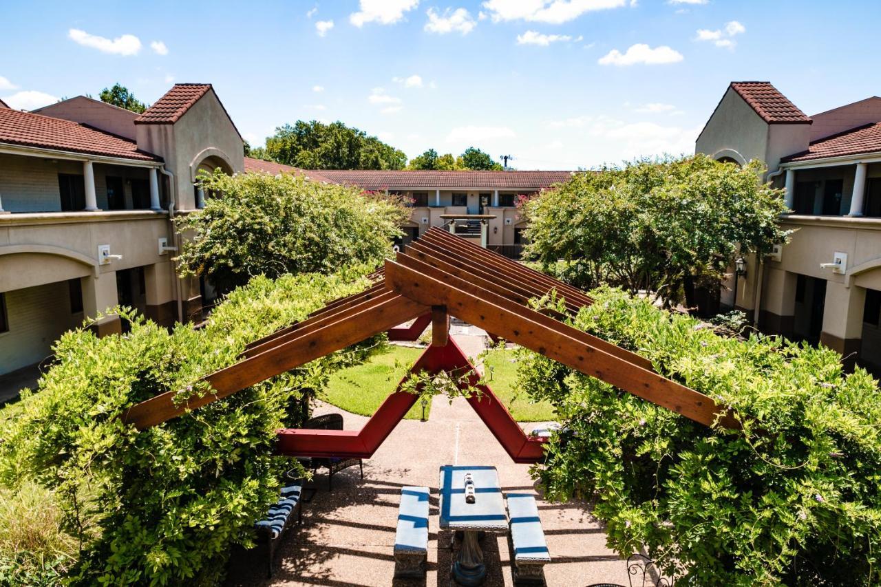 Vineyard Court Designer Suites Hotel College Station Exterior foto