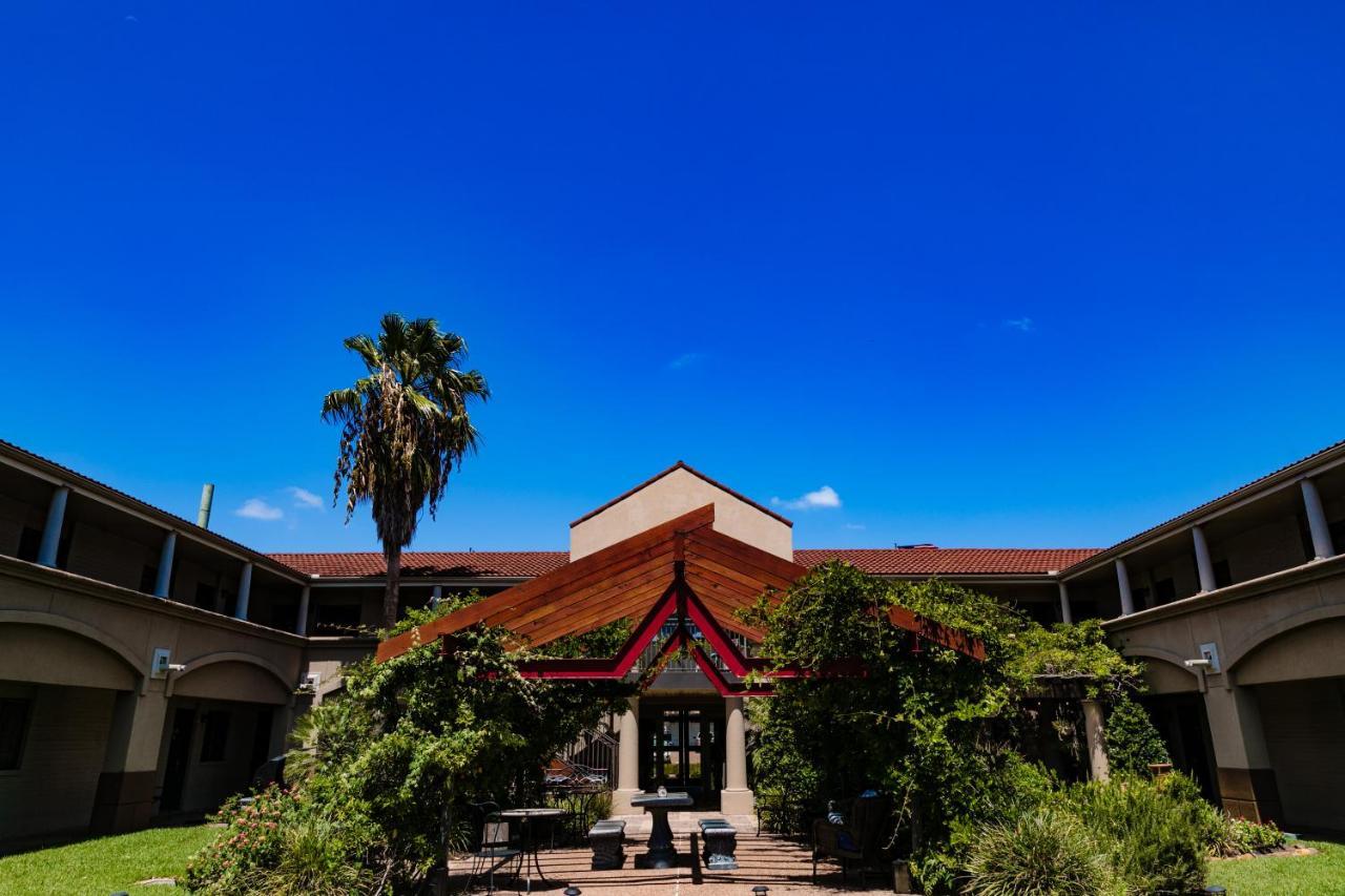 Vineyard Court Designer Suites Hotel College Station Exterior foto