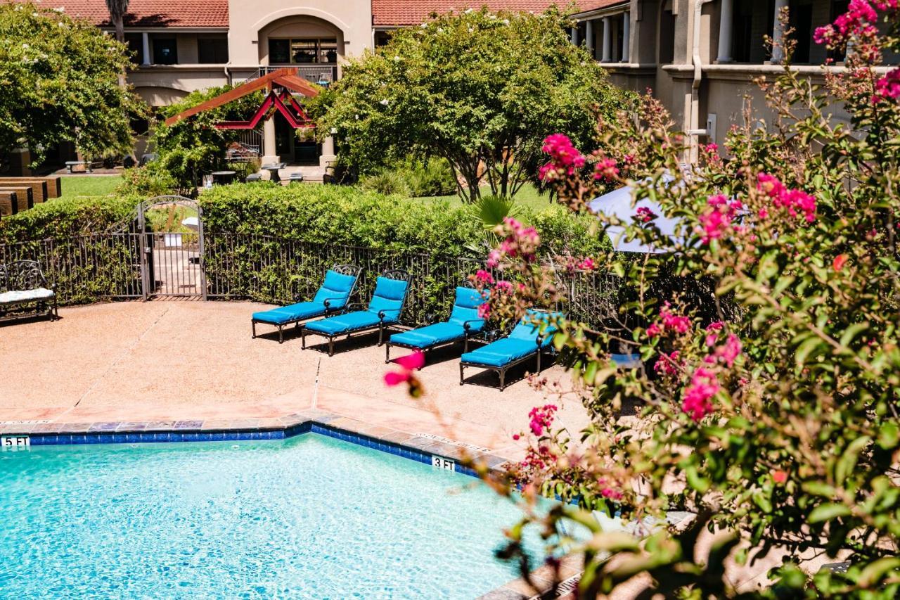 Vineyard Court Designer Suites Hotel College Station Exterior foto