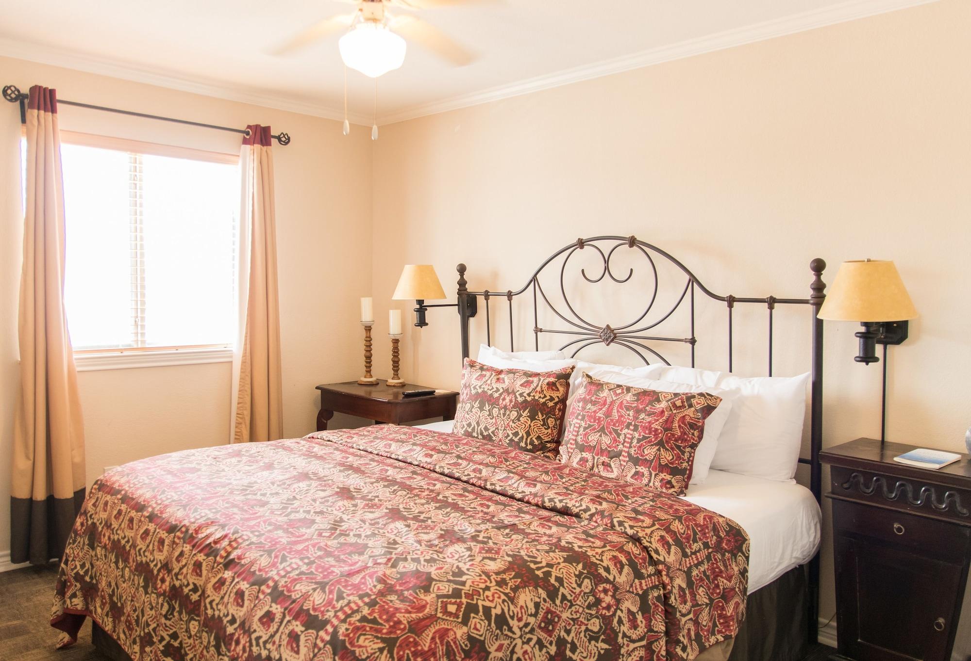 Vineyard Court Designer Suites Hotel College Station Exterior foto