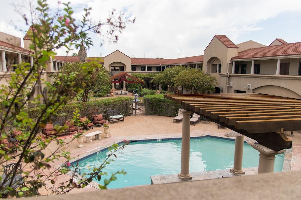 Vineyard Court Designer Suites Hotel College Station Exterior foto