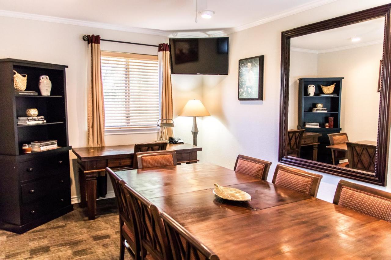 Vineyard Court Designer Suites Hotel College Station Exterior foto