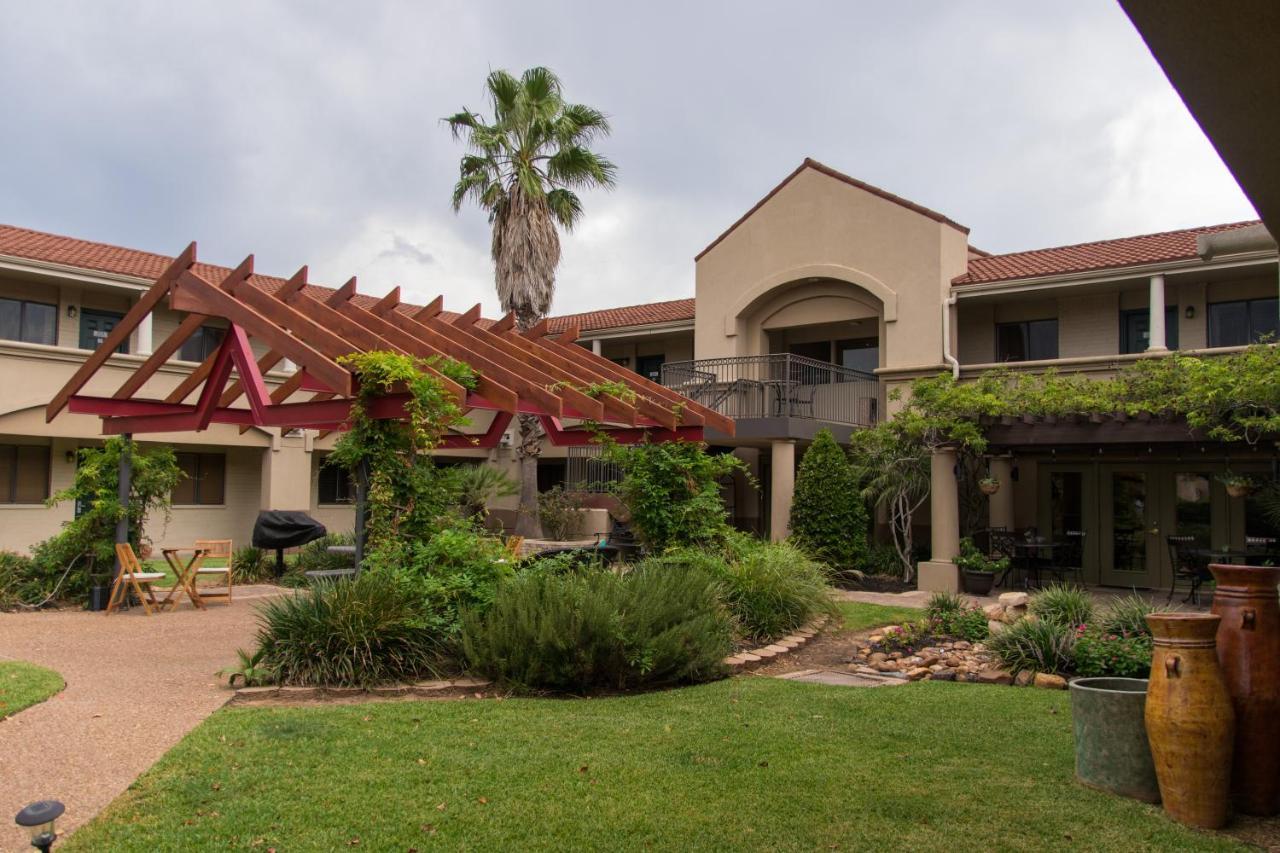 Vineyard Court Designer Suites Hotel College Station Exterior foto