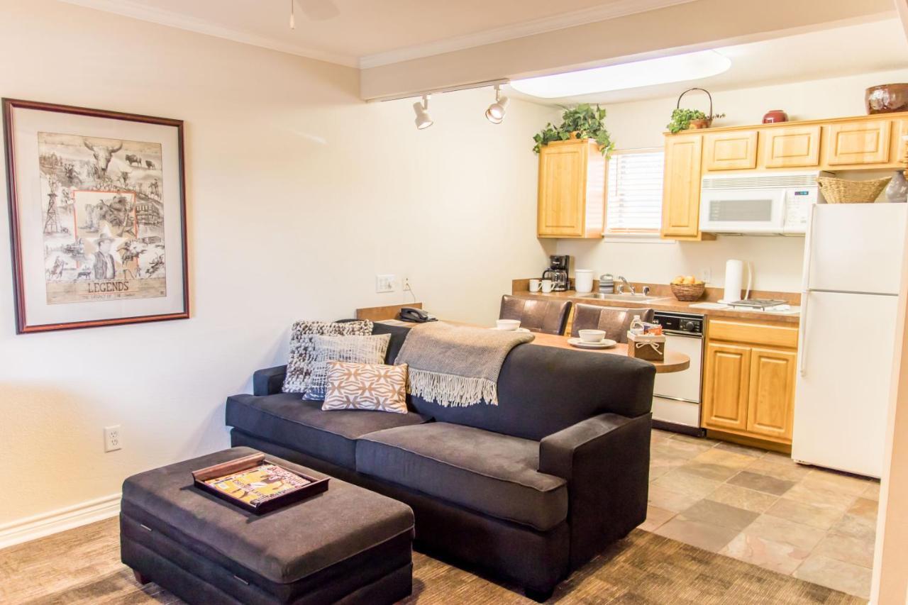 Vineyard Court Designer Suites Hotel College Station Exterior foto