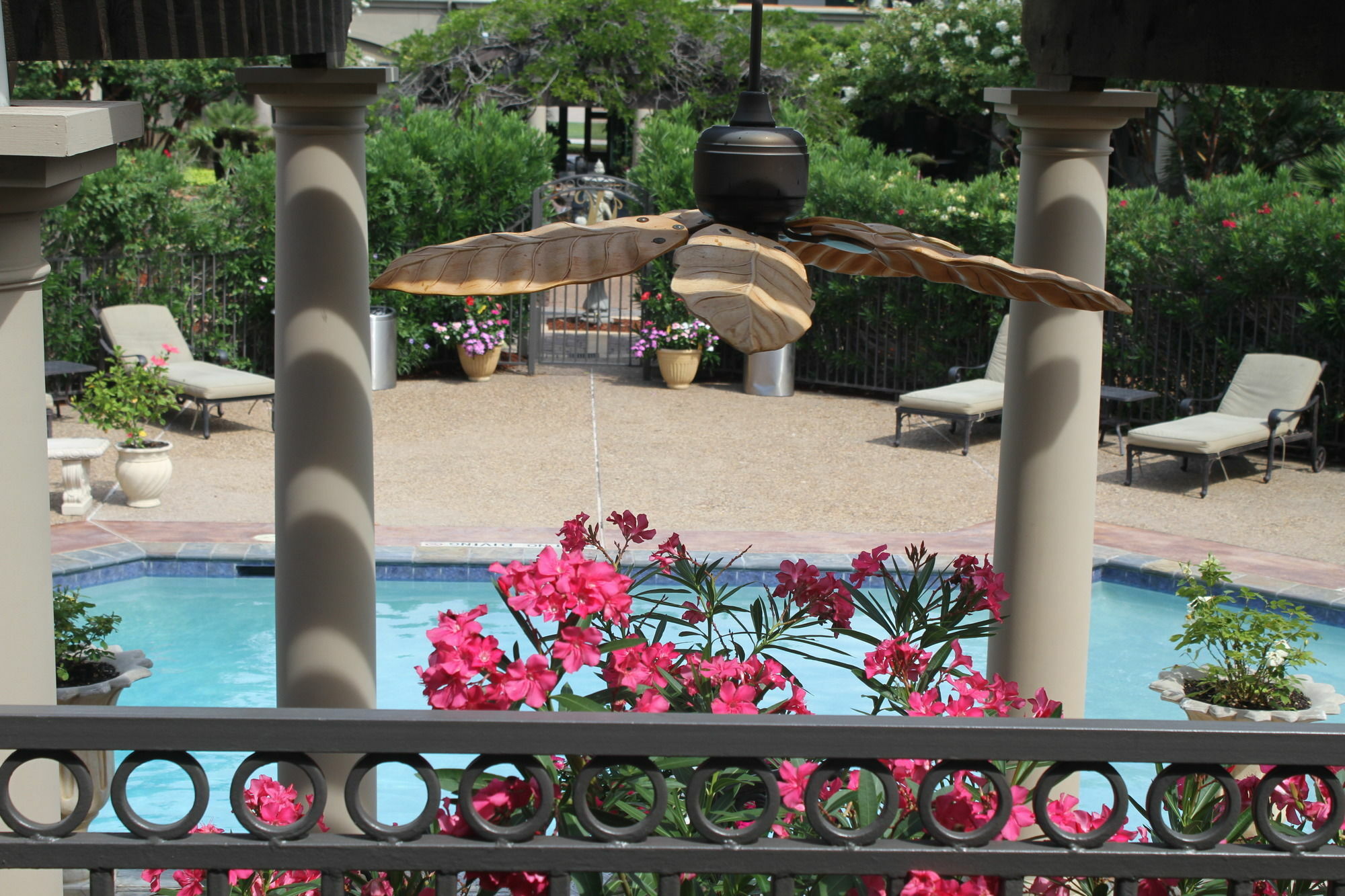 Vineyard Court Designer Suites Hotel College Station Exterior foto